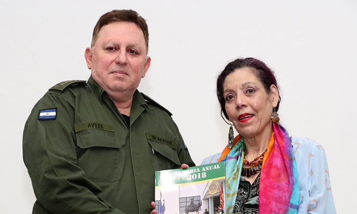 Julio Cesar Avilés junto a Rosario Murillo