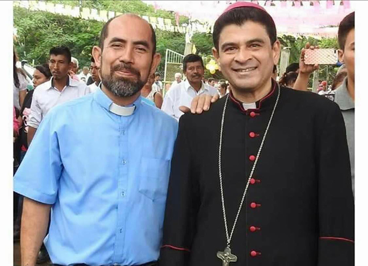Sacerdote Francisco Tercero Gómez junto al obispo Rolando Álvarez