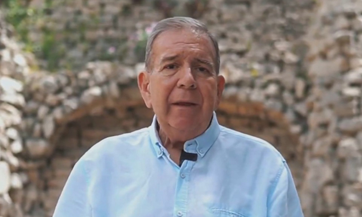 Edmundo González en España: Mi salida de Venezuela estuvo rodeada de “presiones, coacciones y amenazas” El excandidato presidencial de la oposición venezolana, Edmundo González, llegó el domingo a España tras solicitar asilo político a ese país, informaron autoridades españolas, luego de que dejara su país en medio de una crisis política después de las elecciones del 28 de julio. Tras su arribo, el excandidato envió un mensaje de audio a través de su equipo de prensa, en el que denunció que su salida de Caracas estuvo rodeada de “episodios de presiones, coacciones y amenazas” de no permitir su salida y dijo confiar en que próximamente continuaría la lucha por lograr la “libertad y la recuperación de la democracia” en Venezuela. González, quien viajó acompañado por su esposa y por el secretario de Estado de Asuntos Exteriores y Globales, Diego Martínez Belío, fue recibido por la secretaria de Estado para Iberoamérica y el Caribe y el Español en el Mundo, Susana Sumelzo, dijo un comunicado del Ministerio de Asuntos Exteriores del país europeo. “A partir de ahora, comenzarán los trámites para la petición del asilo cuya resolución será favorable en aras del compromiso de España con los derechos políticos y la integridad física de todos los venezolanos y venezolanas, especialmente de los líderes políticos”, afirmó. El exembajador de 75 años arribó a la Base Aérea de Torrejón de Ardoz a bordo de un avión de Ejército del Aire de España que partió el sábado de Maiquetía, Venezuela, a última hora de la noche. La aeronave realizó dos paradas técnicas, una en Santo Domingo, República Dominicana; y otra en la Base Aérea Internacional de Lajes, en Portugal. La OEA dijo en un comunicado que González fue forzado al exilio y calificó de “condenable y repudiable” las amenazas de encarcelamiento y citaciones no fundamentadas en su contra. No hubo negociación política con Maduro El ministro de Asuntos Exteriores de España, José Manuel Albares, descartó alguna negociación política con el régimen de Nicolás Maduro y sostuvo que el asilo fue concedido por “solicitud personal” de González Urrutia. “Esto no ha sido improvisado, llevábamos muchos días preparando este momento”, afirmó a RTVE. Además, manifestó que el hecho de que un líder político deba solicitar asilo “es una mala noticia”. “Lo que España quiere es que se respete el resultado de las urnas, que la libertad de manifestación, los derechos políticos se respeten (…) España no va a darle nunca la espalda ni va a abandonar ni a Edmundo González ni a ningún venezolano”, continuó. González dejó Venezuela una semana después de que las autoridades venezolanas emitieran una orden de arresto en su contra tras ausentarse a tres citaciones en el Ministerio Público por la publicación de datos electorales en un sitio web que las autoridades consideran una "usurpación de funciones". Más de un mes después de la elección, la autoridad electoral no ha divulgado los resultados desglosados, lo que ha sido cuestionado por decenas de países que no han reconocido la victoria de Nicolás Maduro, proclamado “ganador” de los comicios. La oposición asegura que el presidente electo es González. María Corina Machado, ganadora de la primaria presidencial opositora, pero inhabilitada para ejercer cargos públicos, dijo el lunes que Edmundo González continuará luchando desde el exilio y aseguró que será juramentado como presidente de Venezuela el 10 de enero, fecha fijada por la Constitución. La inesperada salida del excandidato de Venezuela ocurrió el mismo día en el que se recrudecieron las tensiones diplomáticas entre Venezuela y Brasil, después de que las autoridades venezolanas anunciaron la revocación de Brasil para representar los intereses argentinos en el país, incluida la administración de la embajada y la residencia diplomática donde se refugian seis figuras de la oposición. La revocación se produjo después de que Venezuela rompió relaciones con Argentina tras cuestionar los resultados de las elecciones presidenciales del 28 de julio. Brasil, al igual que Colombia y México, ha pedido al gobierno venezolano la publicación de los resultados completos de la votación. Refugiado en embajadas de Países Bajos y de España Antes de abandonar Venezuela, González había permanecido refugiado en las embajadas holandesa y española en Venezuela, dijeron funcionarios holandeses y venezolanos. El ministro de Asuntos Exteriores holandés, Caspar Veldkamp, dijo en una carta a su Parlamento el domingo que González había solicitado urgentemente refugio en la embajada holandesa el día después de las elecciones. Mientras que el Alto Representante de la UE, Josep Borrell, detalló que “ante la represión, persecución política y amenazas directas contra su seguridad y libertad, después de haber recibido hospitalidad en la residencia de los Países Bajos en Caracas hasta el 5 de septiembre, el líder político y candidato presidencial Edmundo González, ha tenido que pedir asilo político y acogerse a la protección que le ha ofrecido España”. “Hoy es un día triste para la democracia en Venezuela... En una democracia, ningún líder político debe verse forzado a buscar asilo en otro país”, dijo Borrell, quien además exigió a las autoridades venezolanas poner fin a la represión, las detenciones arbitrarias y el hostigamiento contra los miembros de la oposición y la sociedad civil, así como liberar a todos los presos políticos. La vicepresidenta venezolana, Delcy Rodríguez, aseguró el sábado que se le concedieron “los debidos salvoconductos en aras de la tranquilidad y paz política del país”.